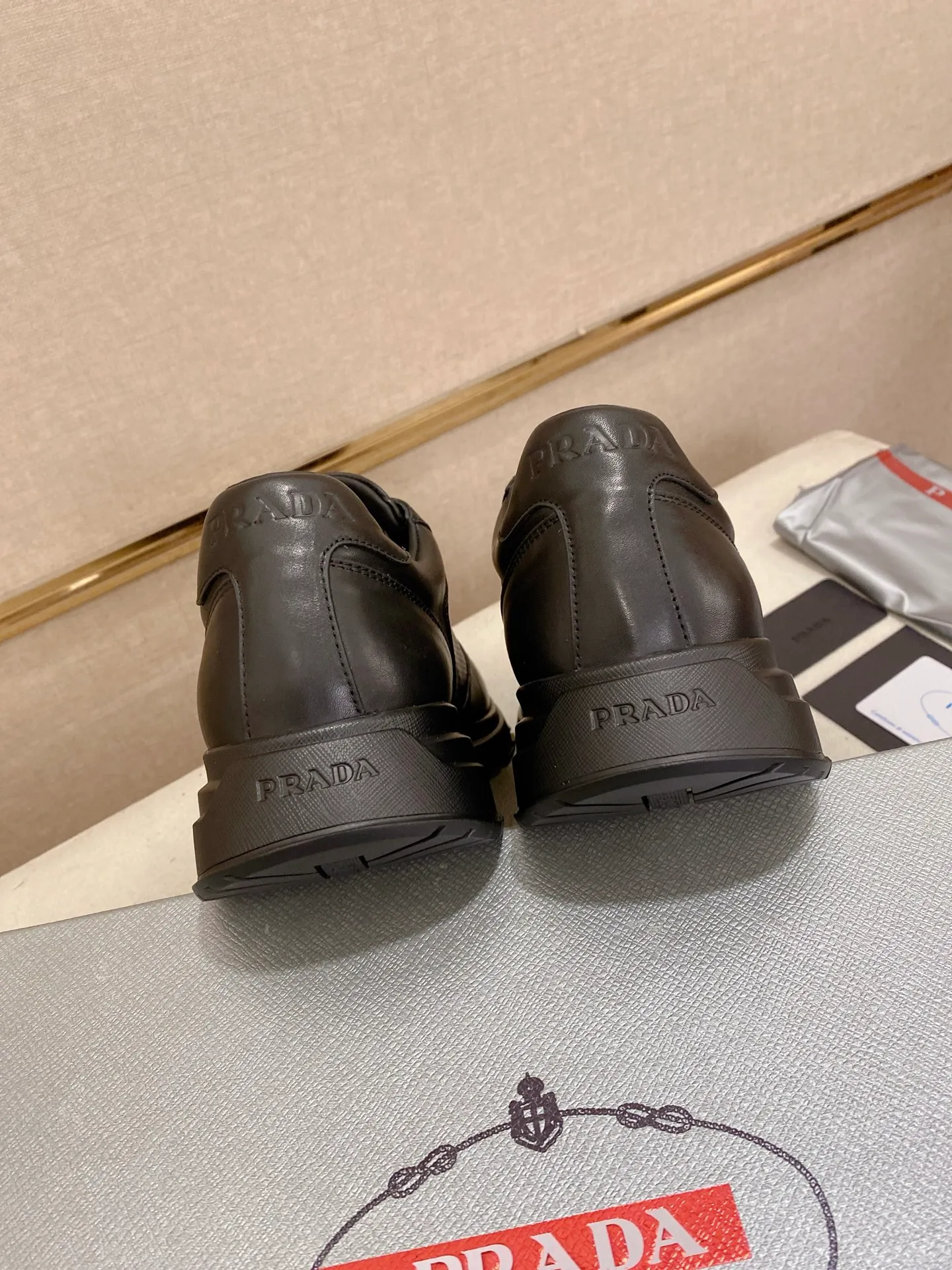 Men's shoes 💰 580💰 ✔️✔️✔️High-quality new PRADA counters are launched at the same time. The new men's shoes and 😘fabrics are selected from imported first-layer cowhide and are made by pure handcrafts. Lining: Full cowhide lining. 👍🏿 High-end ☄️ air-cushion molded anti-slip rubber outsole, exquisite lines, simple and elegant, comfortable and high-end for leisure travel. Code number: 38 to 44 (45 can be customized and cannot be returned or exchanged)
